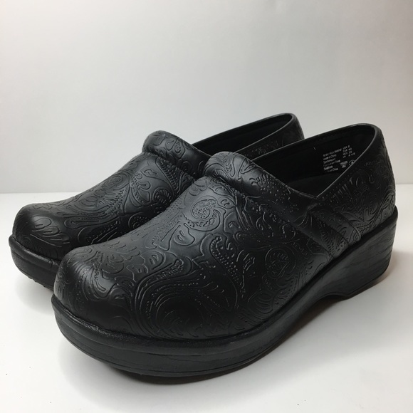 nurses black work shoes
